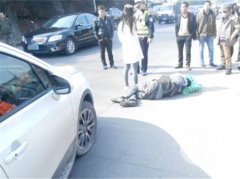 女司机边开车边安慰哭闹女儿 一不留神撞伤行人