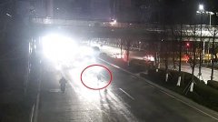 天桥下抄近路横穿马路 女子撞上电动车受伤