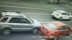 随意变道引发“斗气车” 小擦挂争执6小时