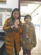 小学生路边拾到2000元 苦等失主1小时