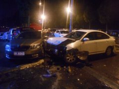 男子雨天驾车猛打方向盘连撞6车