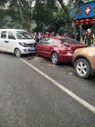 越线调头酿事故 无辜车辆很受伤