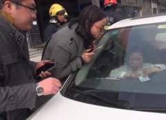 奥迪车停车未上锁 女玩童钻进去出不来