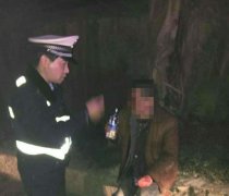 这个爷爷不“靠谱” 接孙子回家自己醉卧街头