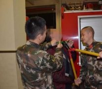 尴尬了！中年大叔玩自行车圈锁 套脖子上取不下来