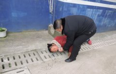 女子街头倒地口吐白沫 民警往她口中塞纸巾帮忙脱险