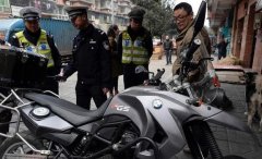 十几万的宝马摩托 他这里怎么只卖6万块？