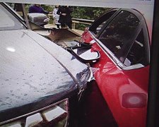 女司机怕出事一直踩刹车 结果真出事了……