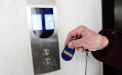 重庆一小区乘电梯需打卡 一张卡到一个楼层居民称不方便