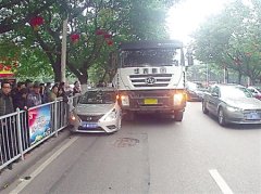 外地司机看到重庆道路抓狂 结果将小车挤上了路沿……