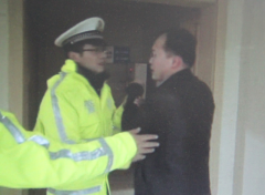 卡宴司机酒驾拒绝检查 暴力冲卡还打骂民警