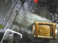 皮鞋作坊内抽烟 两名工人被拘留