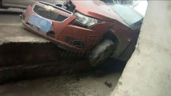 鲁莽借道遇来车 紧急避险撞了墙