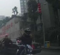 摩托撞人司机欲逃 热心市民围堵报警