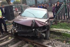 新手女司机抄近路遇行人 误踩油门骑上铁轨