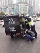 行驶中车轮差点“飞走”