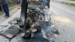 三轮车自燃 驾驶室化为灰烬