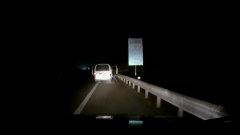 坐黑车深夜被甩高速上