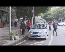 出租车司机拾金不昧 近万元“救命钱”完璧归赵