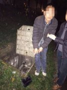 驾驶员们要小心 男子专拉车门盗钱财