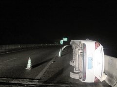 轿车高速路坎上“练侧立”