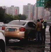 女子发现丈夫撩妹高速上抢方向盘：不想活了，一起死