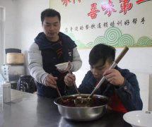 重庆大胃王一顿吃掉两大盆麻辣烫