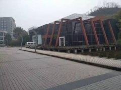 涪陵一对情侣车上吵架！结果，撞了…