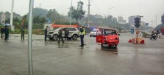 天雨脚滑闯黄灯 撞车撞人还受伤