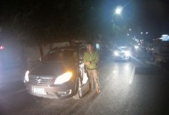 男子挣表现开车接女友 结果……无证驾驶被拘留