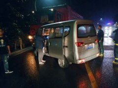 面包车雨夜狂飙 车辆失控惹大祸