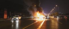 雨天行车超速 两车相撞引发火灾