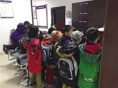 8岁女娃跑到派出所报案 身后还跟了5个证人