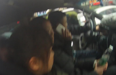 小小面包车坐了13人 严重超载只为撑面子