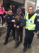 六旬老汉雪中摔倒受伤 民警及时救助送其就医