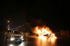 超速轿车逆行撞越野 轿车起火越野车司机受困