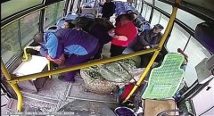 乘客公交车上突发疾病晕倒 众人上演生死救援