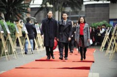 重庆高校成人礼：女生穿汉服走红毯 校长亲手送《宪法》