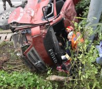 涪陵一货车避险失控侧翻 致一行人身亡