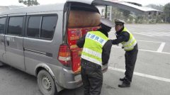 险！面包车装了一车烟花爆竹