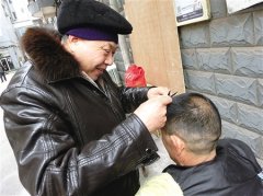 宝圣湖老剃头匠只收7元 顾客排队理发修面