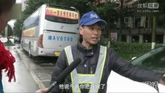 震惊！重庆一小车拒交费 收费员爬上引擎盖