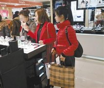 女子陪人逛街购物月入上万 称“这个钱不好赚”