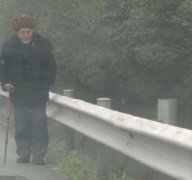 86岁老人上高速“抄近道” 执法人员安全护送回家