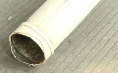 落水管突然从天而降 两车被砸司机经历惊魂一刻！