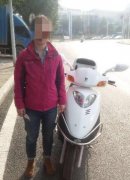 女子无证驾驶无牌摩托车 说是正要去考驾照
