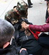 江北一七旬老人晕倒 武警战士跪地40分钟撑着她