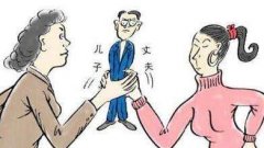 婆子妈爱“突击” 小两口很尴尬