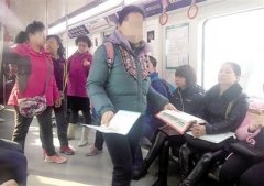 有人地铁里发广告传单 隐蔽性强保安曾驱赶