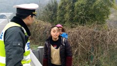 女子带两孩子上高速 如此图方便太玩命